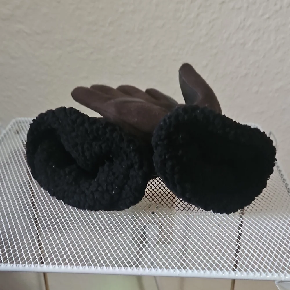 Isotoner Brown Winter Gloves with Black Trim Size L/XL